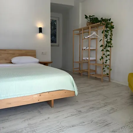 Blue Eye 5 Km From Airport *