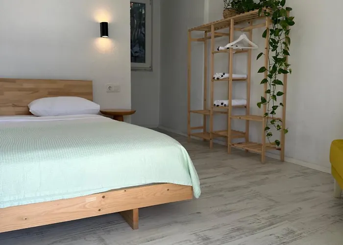 Blue Eye 5 Km From Airport *